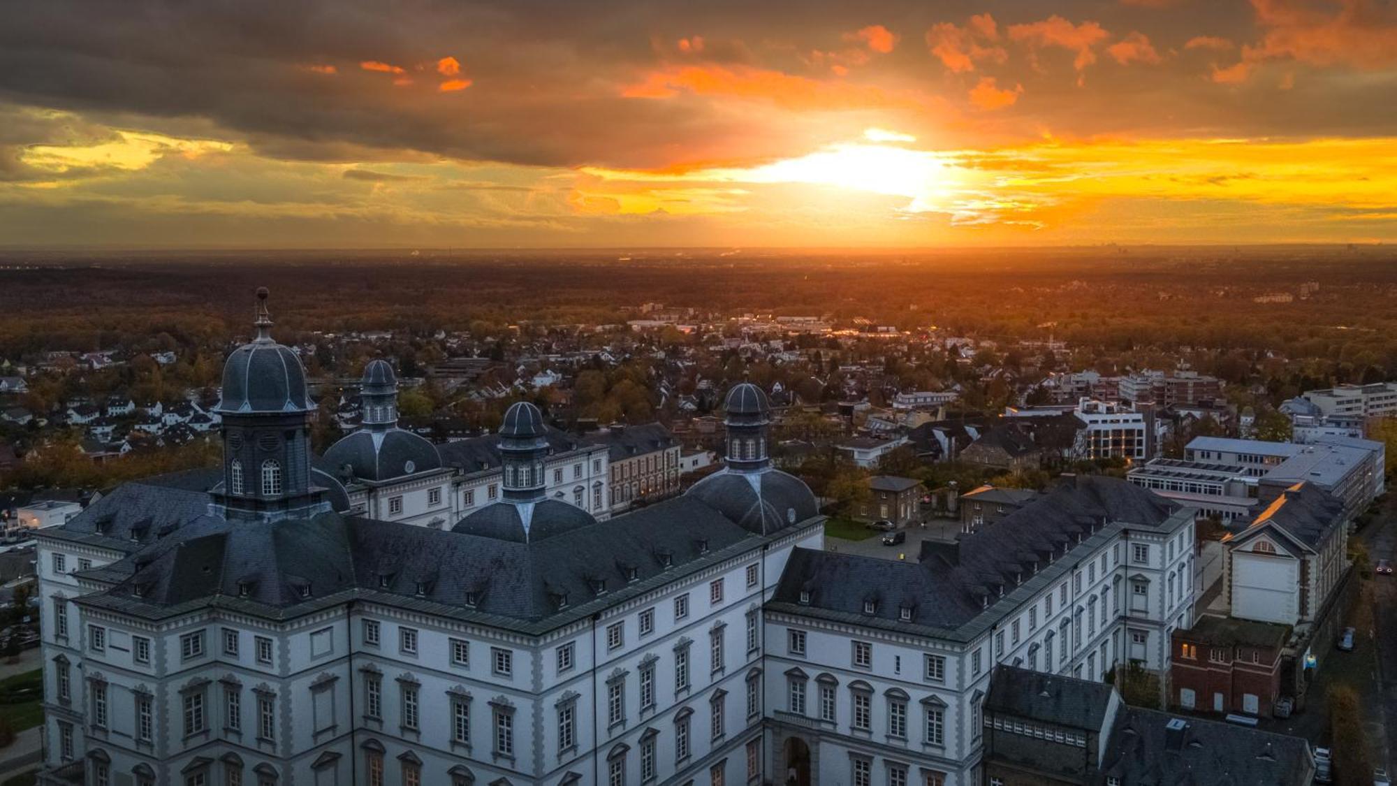 Althoff Grandhotel Schloss Bensberg Bergisch Gladbach Kültér fotó Aerial view of the town