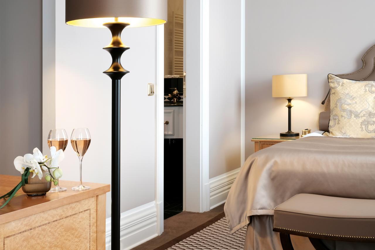 Althoff Grandhotel Schloss Bensberg Bergisch Gladbach Kültér fotó Floor lamp